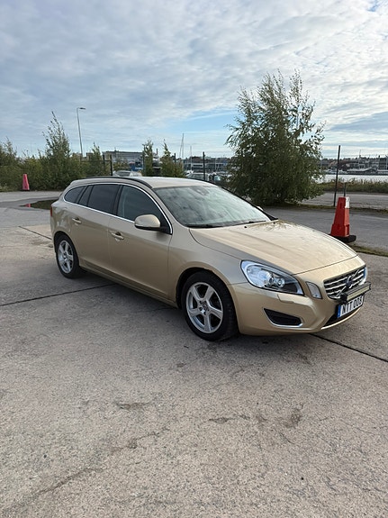 Volvo V60 2 of 10