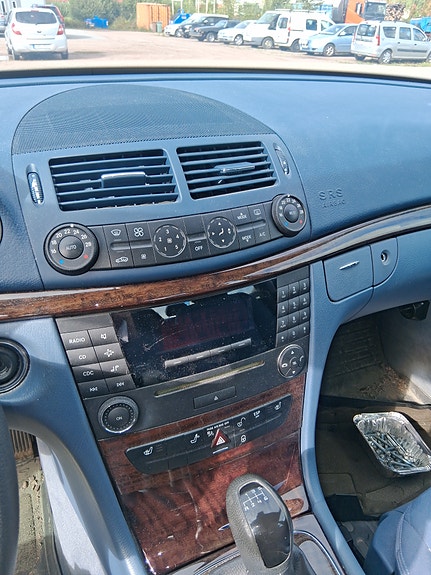 Mercedes-Benz E200 6 of 7