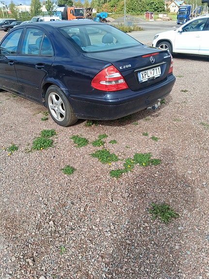 Mercedes-Benz E200 3 of 7