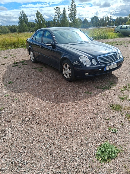 Mercedes-Benz E200 2 of 7