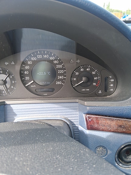 Mercedes-Benz E200 5 of 7