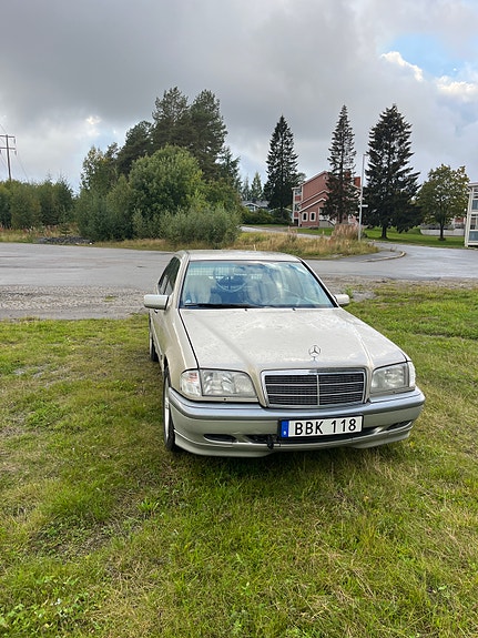 Mercedes-Benz C200 2 of 13