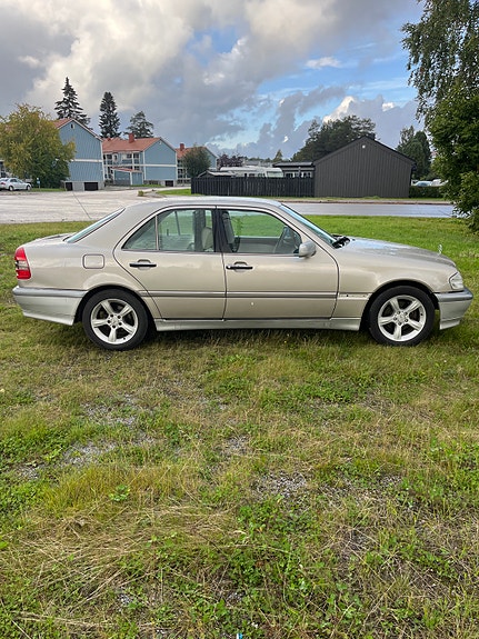 Mercedes-Benz C200 6 of 13