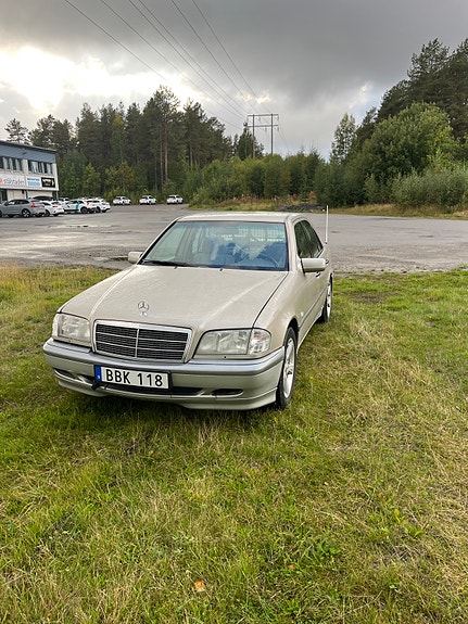 Mercedes-Benz C200 4 of 13