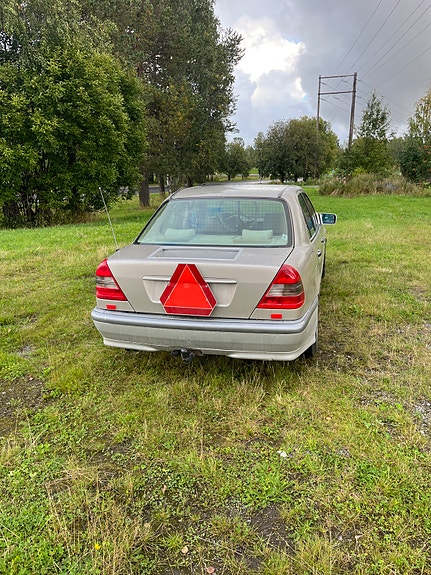 Mercedes-Benz C200 3 of 13