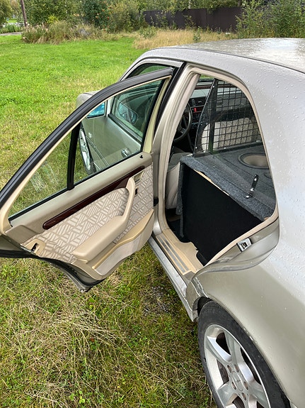 Mercedes-Benz C200 7 of 13