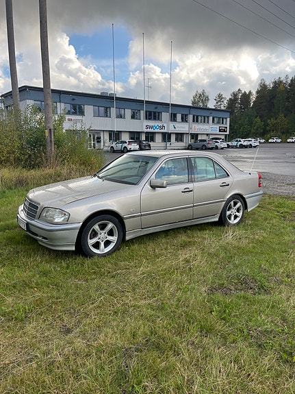 Mercedes-Benz C200 5 of 13