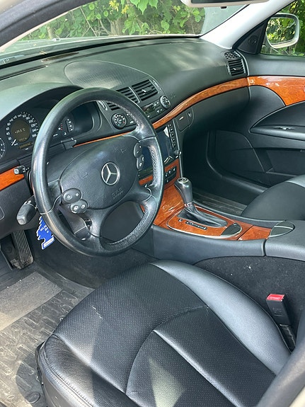 Mercedes-Benz E220 3 of 4