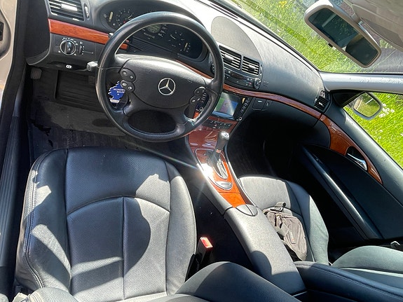 Mercedes-Benz E220 2 of 4