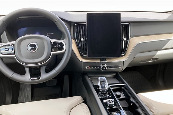 Volvo XC60 5 of 12