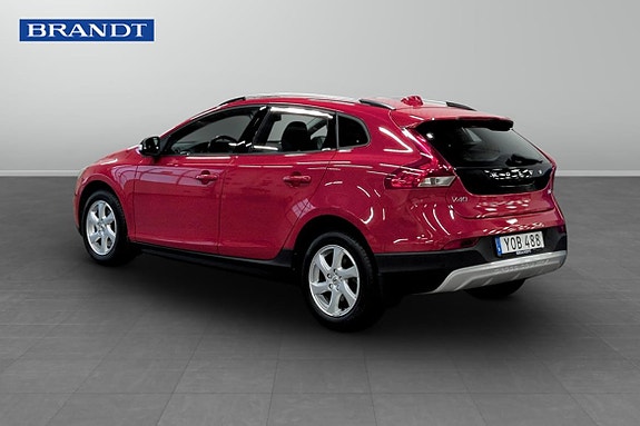 Volvo V40 Cross Country 2 of 10