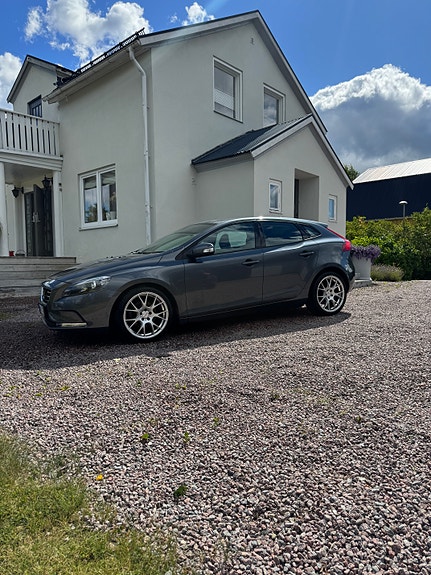 Volvo V40 2 of 5