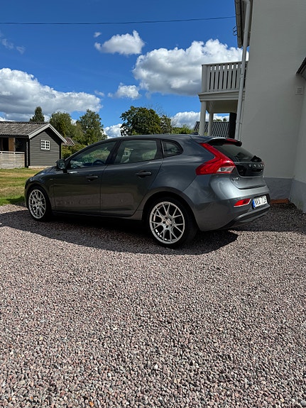 Volvo V40 3 of 5