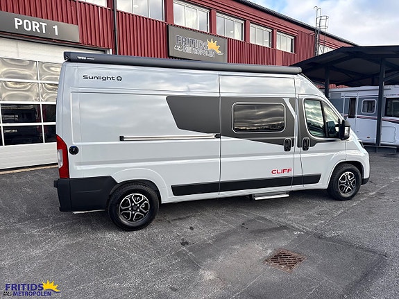 Sunlight Cliff 602 X Adventure Dieselvärme-Skyroof-Variobadrum 2 of 17