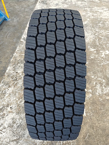 Nya lastbilsdäck i dimension 315/70R22.5. 4 of 5
