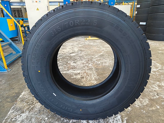Nya lastbilsdäck i dimension 315/70R22.5. 2 of 5