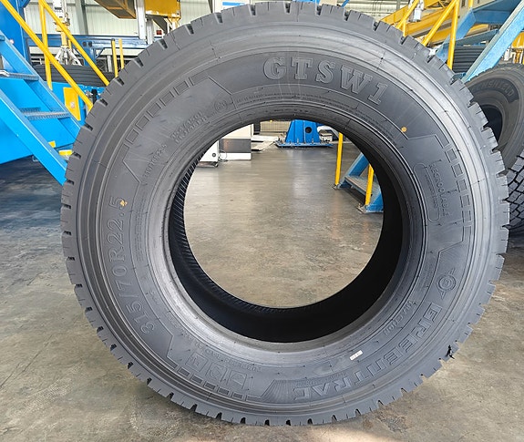 Nya lastbilsdäck i dimension 315/70R22.5. 3 of 5