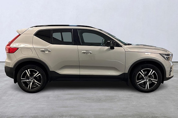 Volvo XC40 3 of 26