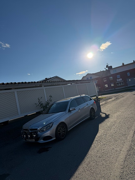 Mercedes-Benz E220 2 of 8