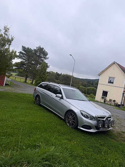 Mercedes-Benz E220 3 of 8