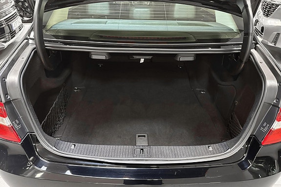 Mercedes-Benz E200 15 of 15