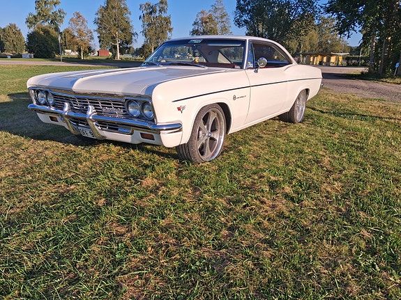 Chevrolet Impala 3 of 12