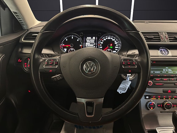 Volkswagen Passat 13 of 30