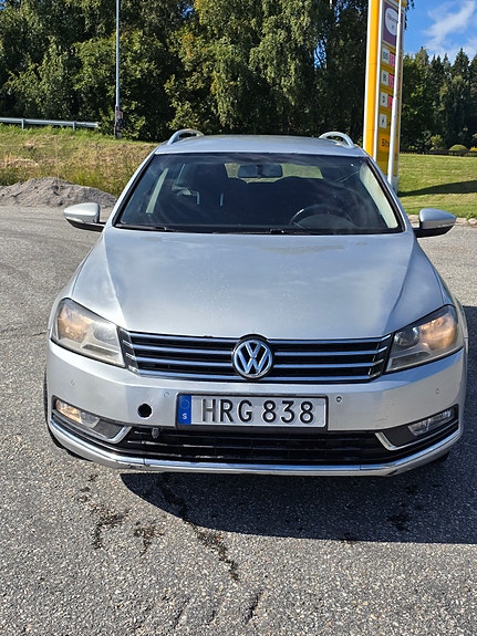 Volkswagen Passat 2 of 9