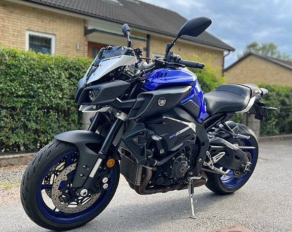 Yamaha MT-10 2 of 4
