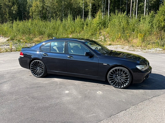 BMW 750i 3 of 9