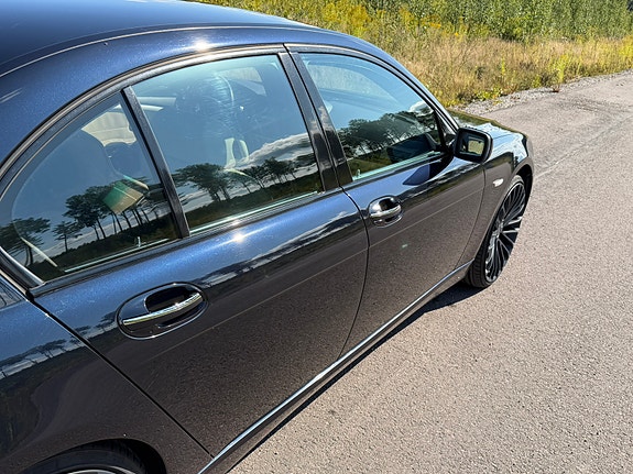 BMW 750i 4 of 9