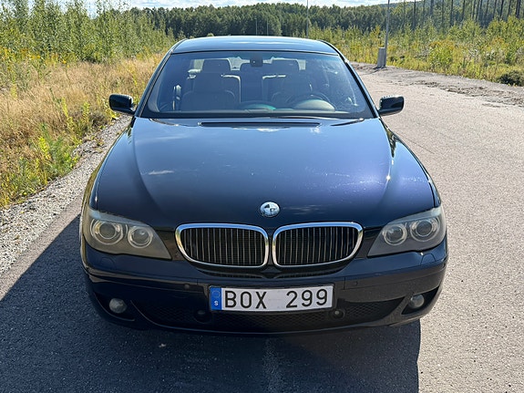 BMW 750i 5 of 9