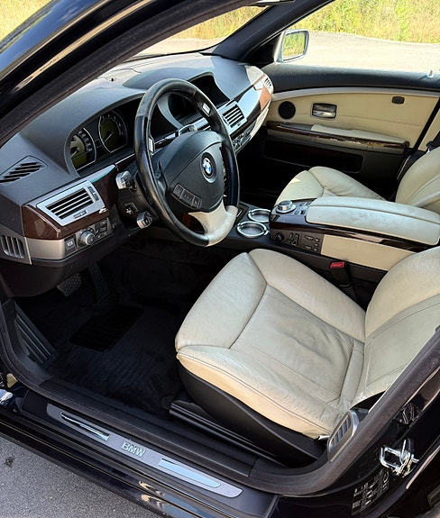 BMW 750i 6 of 9