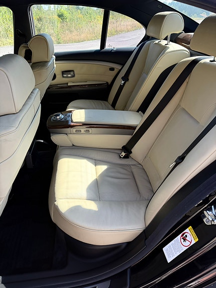 BMW 750i 7 of 9