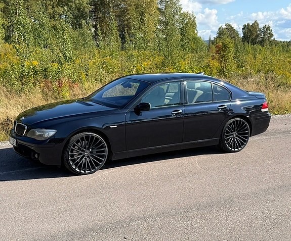 BMW 750i 2 of 9