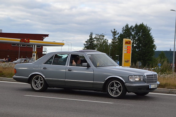 Mercedes-Benz 280 SE 3 of 6