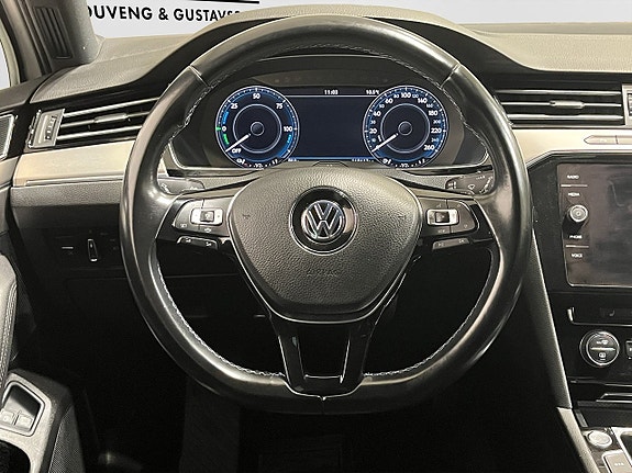 Volkswagen Passat 13 of 21