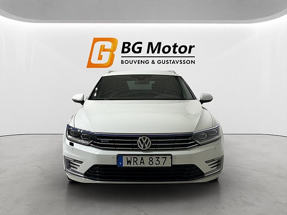 Volkswagen Passat 2 of 21