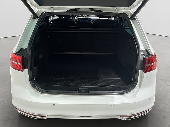 Volkswagen Passat 11 of 21
