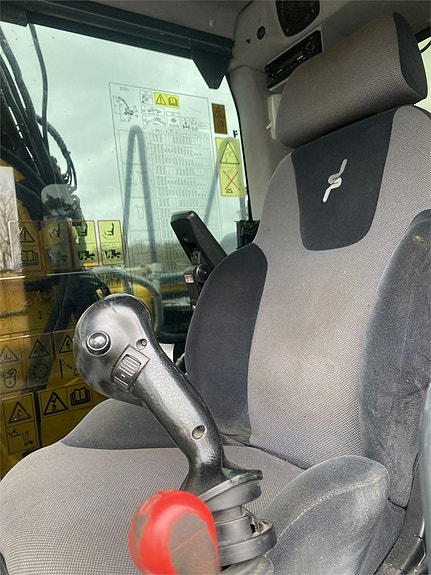Komatsu PW148-10 7 of 9