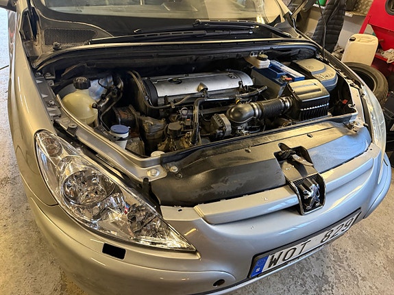 Peugeot 307 SW 13 of 21