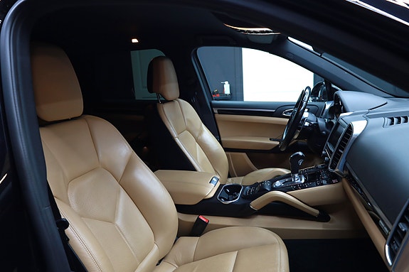 Porsche Cayenne 13 of 22