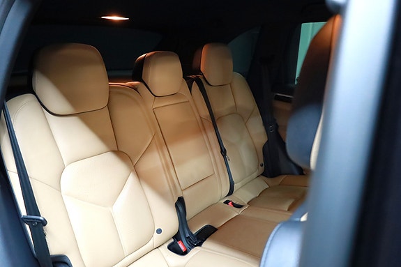 Porsche Cayenne 14 of 22