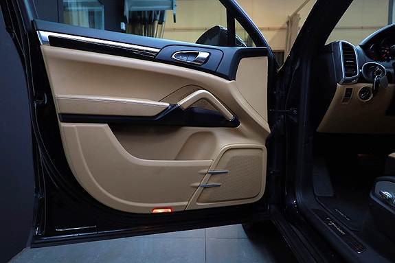 Porsche Cayenne 9 of 22