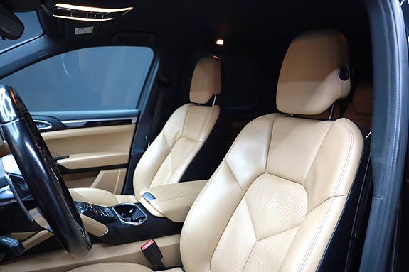 Porsche Cayenne 10 of 22