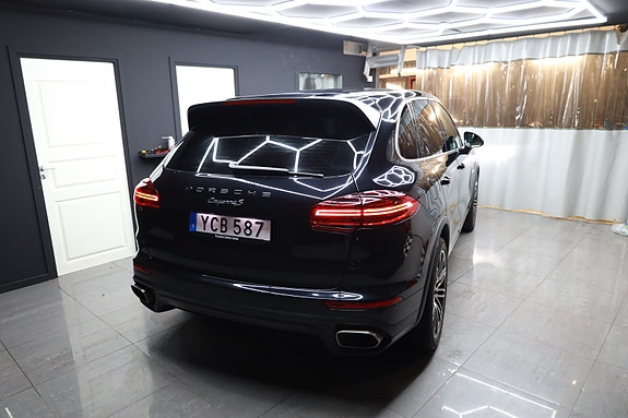 Porsche Cayenne 2 of 22