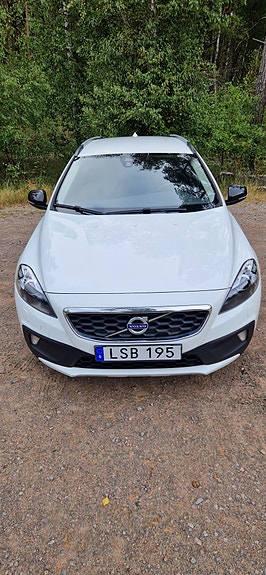 Volvo V40 Cross Country 2 of 8