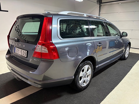Volvo V70 3 of 11
