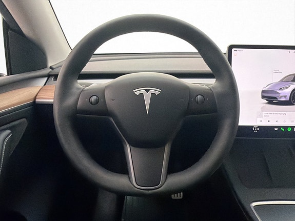 Tesla Model Y 17 of 30