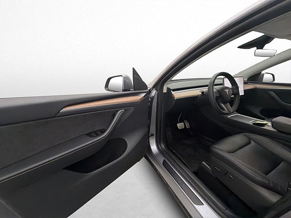 Tesla Model Y 14 of 30